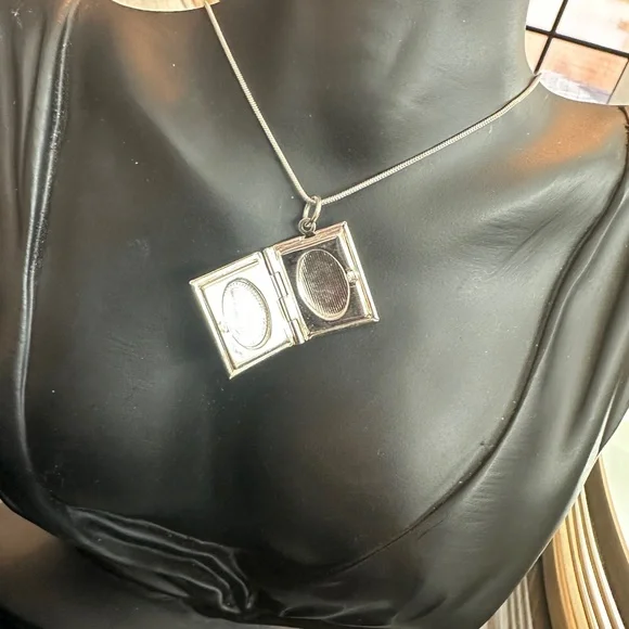 Vintage 925 Sterling Silver Custom Photo Double Locket Necklace - Picture 3 of 4